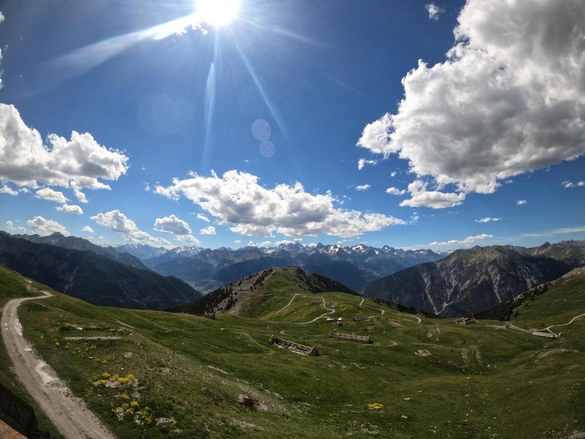 Le Chaberton, rénové en 2021, pied des pistes et spa Montgenèvre Extérieur photo